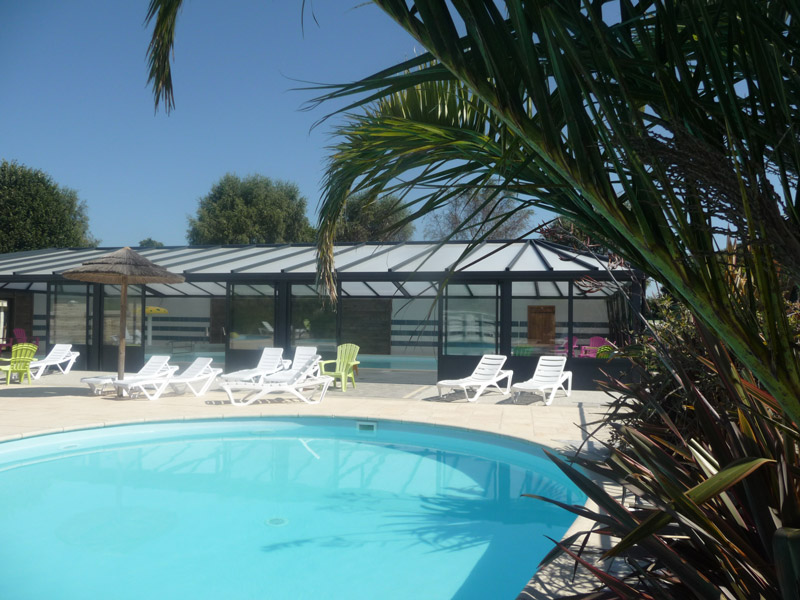 Piscine chauffée et abritée dans le camping