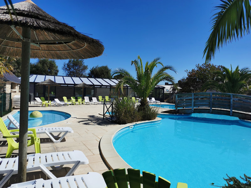 Piscine chauffée et abritée dans le camping