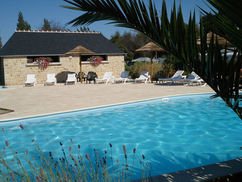 Piscine chauffée et abritée dans le camping