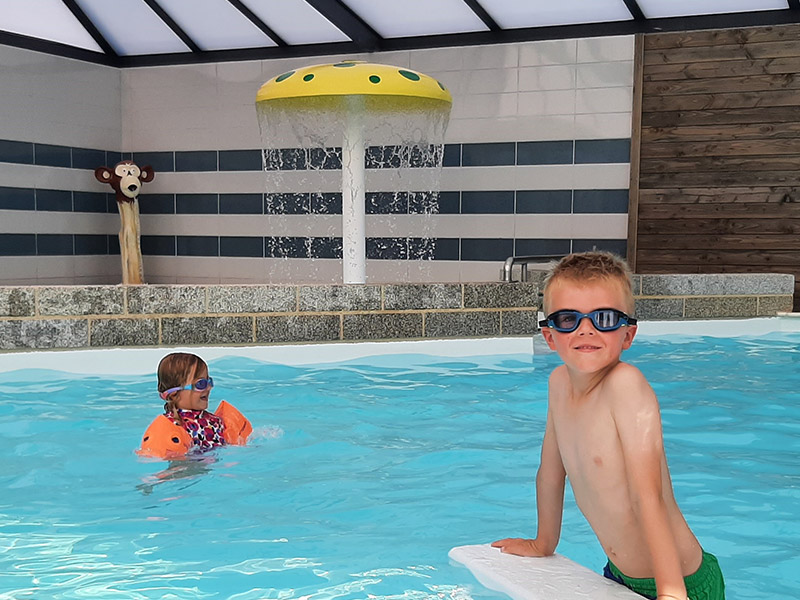 Piscine chauffée et abritée dans le camping