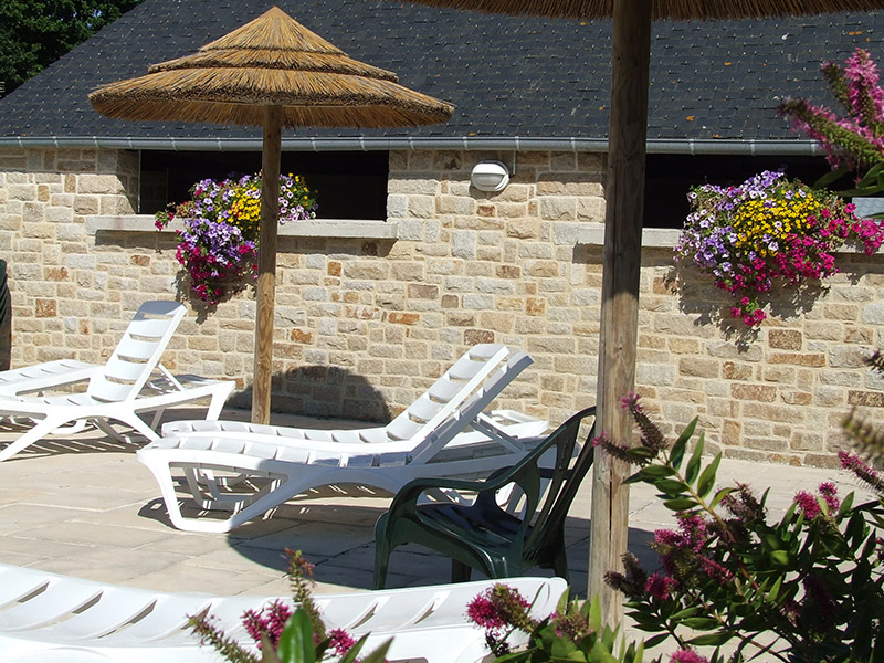 Piscine chauffée et abritée dans le camping